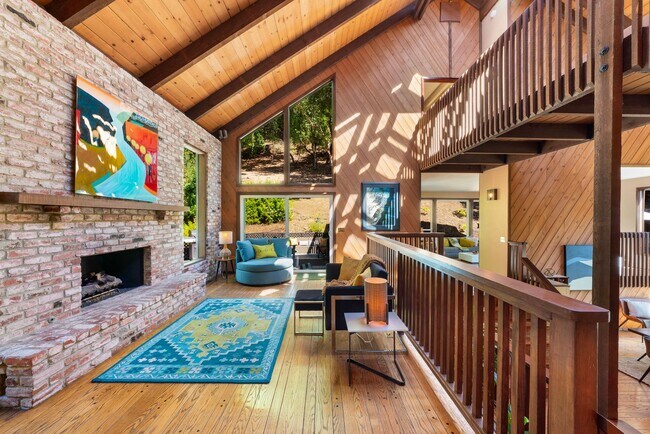 Building Photo - Stunning Mid-Century Modern 5bed/3.5 bath Home on 1.92 acres