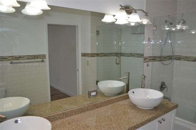 Building Photo - 1537 E Lake Ct
