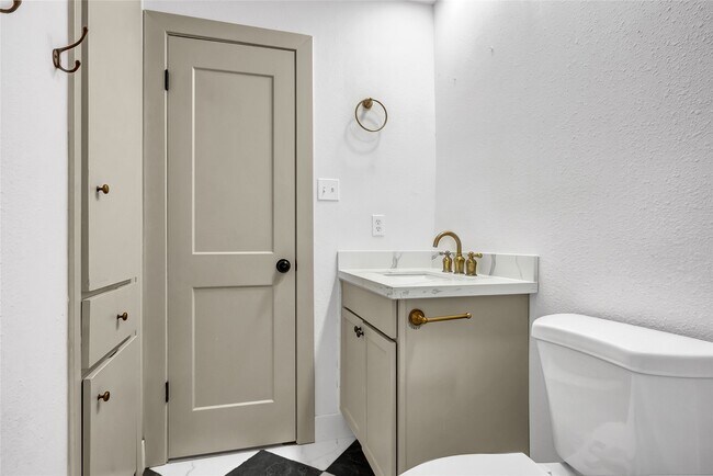 Building Photo - 10115 Kirkbluff Dr