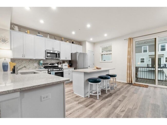 Building Photo - 775 Roselyn Dr