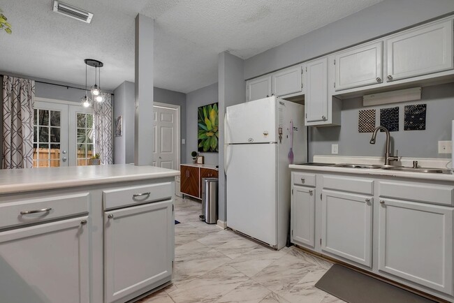 Building Photo - 2815 Misty Garden Cir