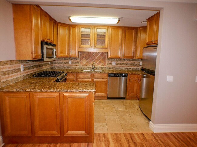 Building Photo - 2BD/2BA Dual Master Condo of secured building in highly sought after Boutique Bella Capri building.