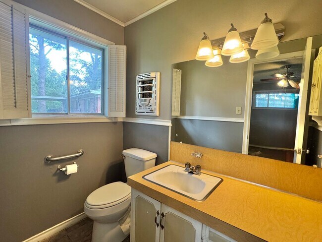 Building Photo - For Rent – Spacious Home Next to Spring Lake Park!