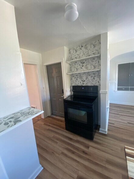 Kitchen - 1524 W Dean Ave