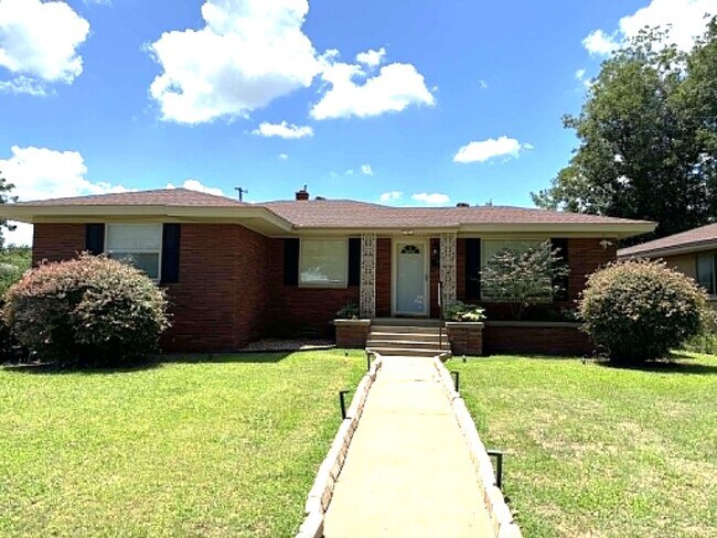 Building Photo - 2301 N Warren Ave