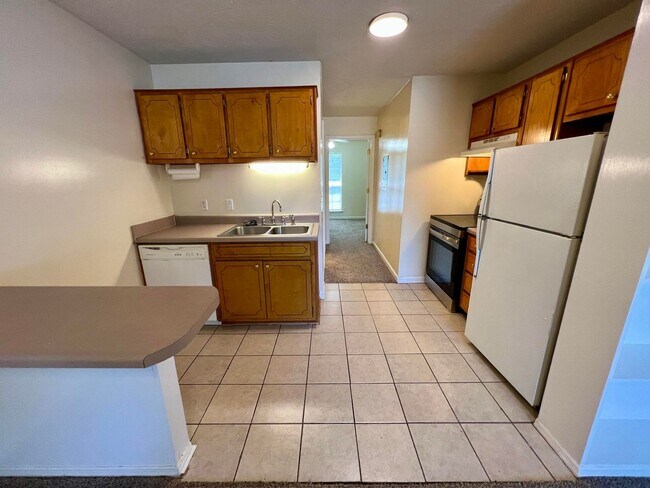 Building Photo - 1BR 1BA Ground Level Apt., Free Water! - *No pets*