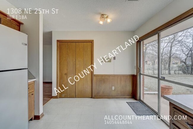 Building Photo - 1308 NE 25th St