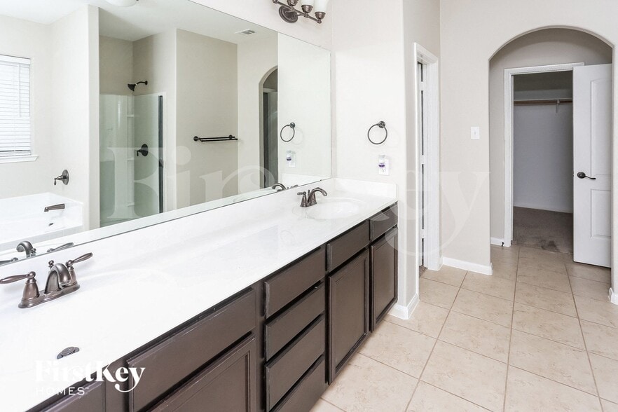 Building Photo - 202 Brook Ct