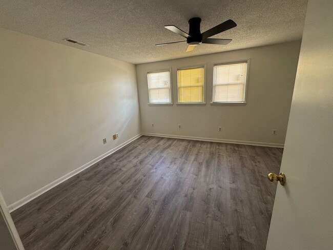 Building Photo - 408 3rd Ave NW