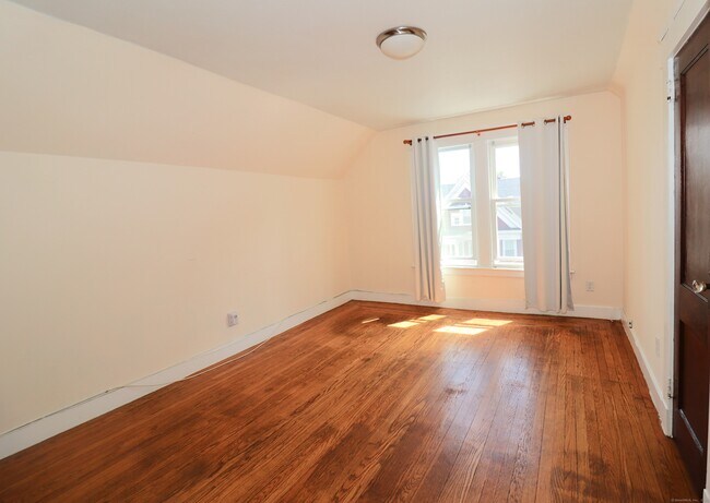 Building Photo - 253 Willow St