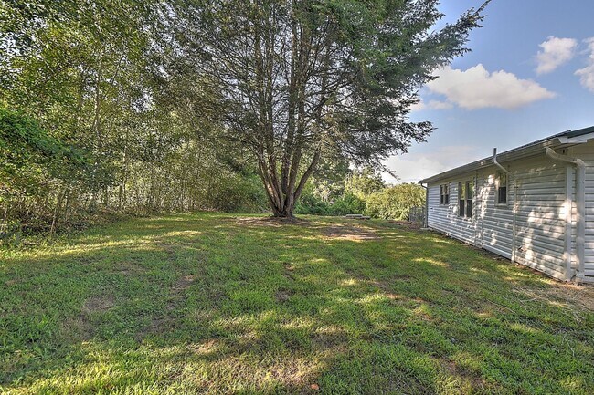 Building Photo - 875 S Pickens Bridge Rd