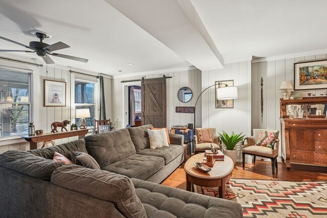 Building Photo - 916 East End Rd