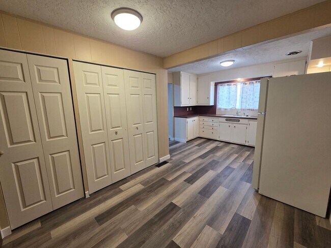 Building Photo - Orchards Home with a View