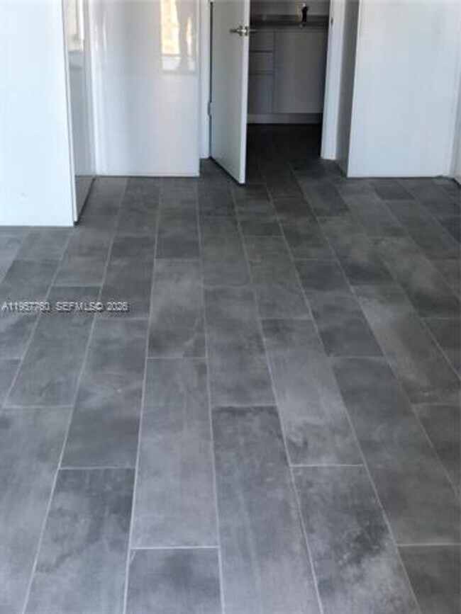 Building Photo - 1010 Brickell Ave