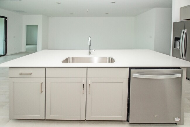 Building Photo - 5929 SE Sky Blue Cir