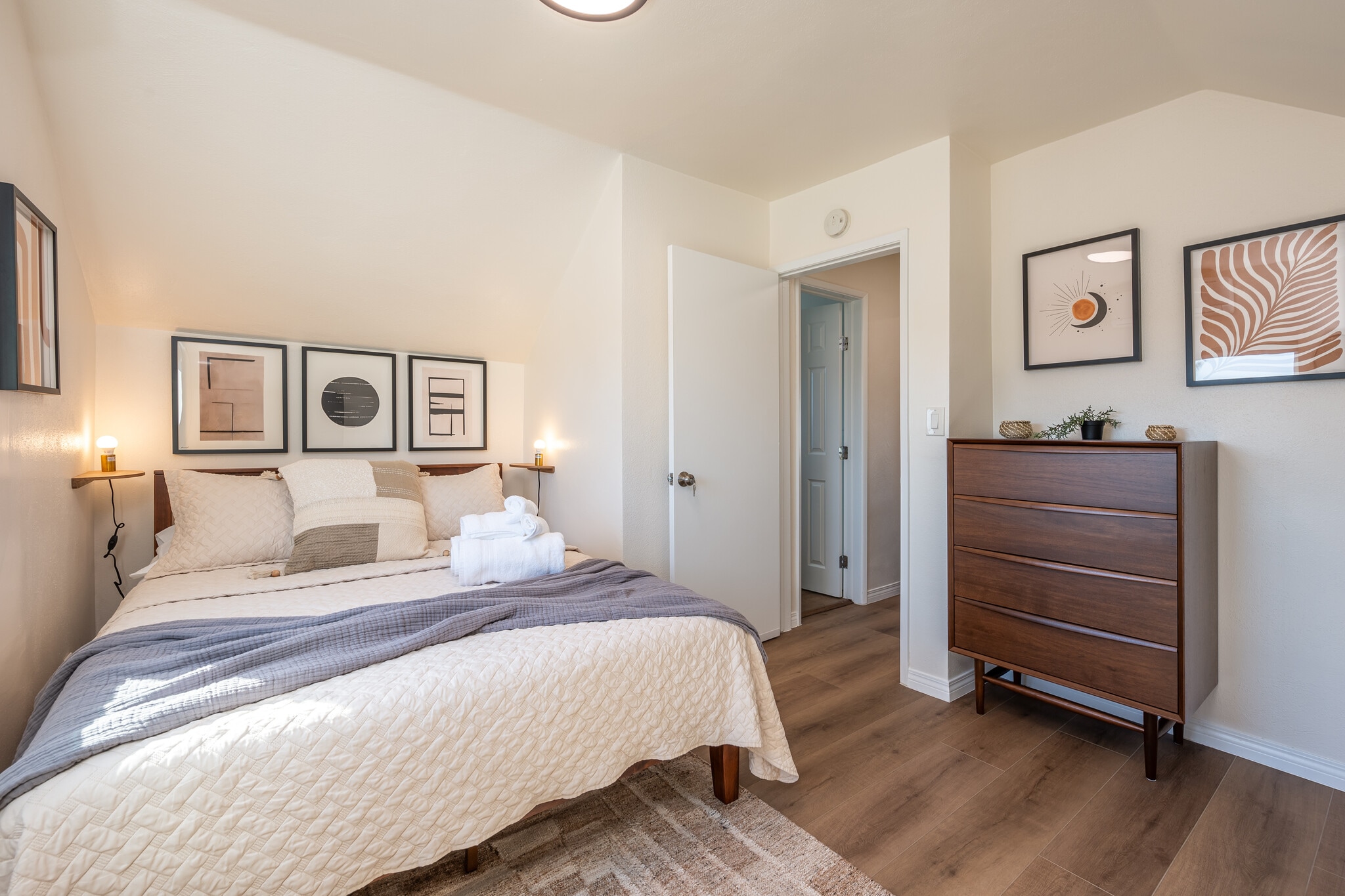 2nd bedroom, upstairs Queen Bed, 4 drawer Dresser, AC/Heat/Fan, Roku TV, Desk & Chair, Closet - 4746 W 159th St