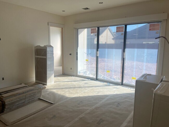 Building Photo - Gorgeous 6 bedroom with pool