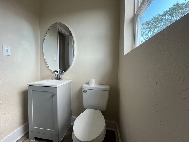 Building Photo - South Side Two Bedroom One Bath with Elect...