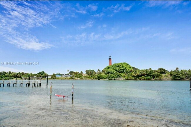 Building Photo - 2309 Fairway Dr S