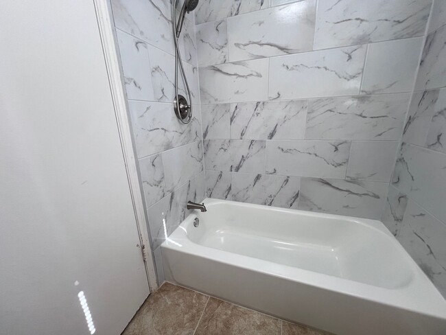 Building Photo - 4 Bedroom 2 Bathroom in Northwest Houston ...