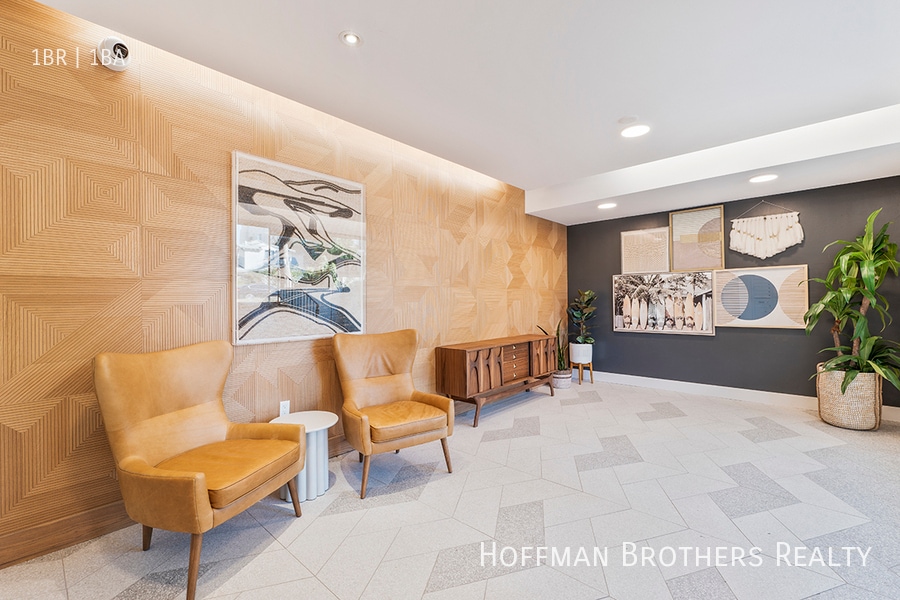 Building Photo - 821 3rd St