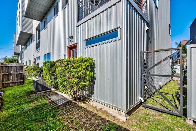 Building Photo - 3212 Yellowstone Blvd