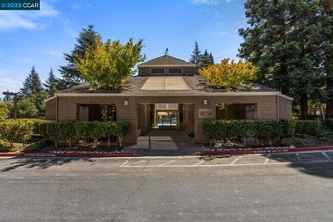 Building Photo - Gorgeous Two-Bedroom Condo with Golf Course Views in San Ramon!