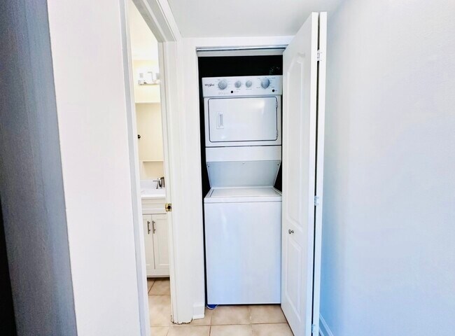 Building Photo - 1609 N Windsor Dr