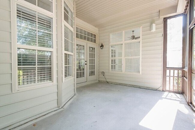 Building Photo - Gorgeous 3 Bedroom 2.5 Bathroom Townhome- Located in Stone Creek Village, Cary! Available August ...