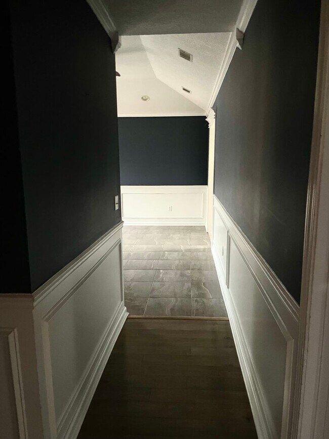 Building Photo - FALL MOVE-IN SPECIAL: 50% OFF 1st FULL MON...