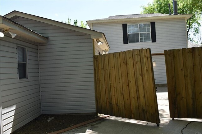 Building Photo - 3001 Sutton Dr