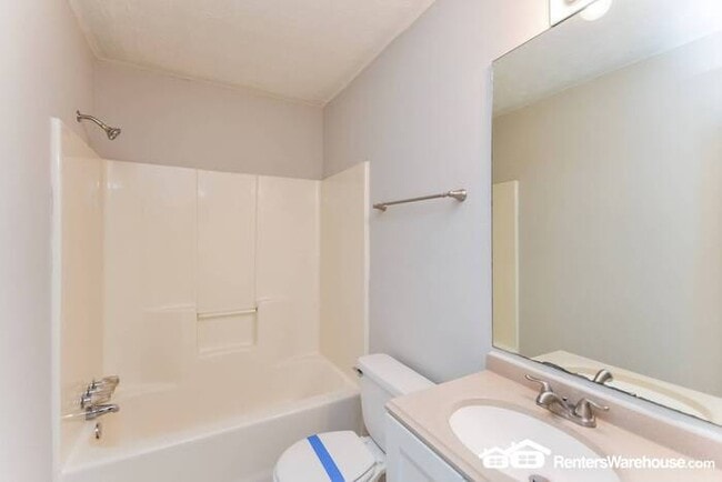 Building Photo - 5 BEDROOM 3 FULL BATH MULTI-LEVEL IN RIVER...