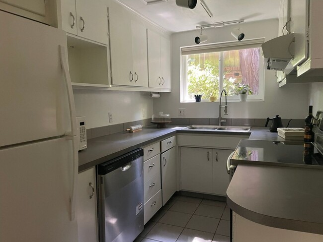 Building Photo - Charming 1 Bedroom Apartment in Seattle - ...