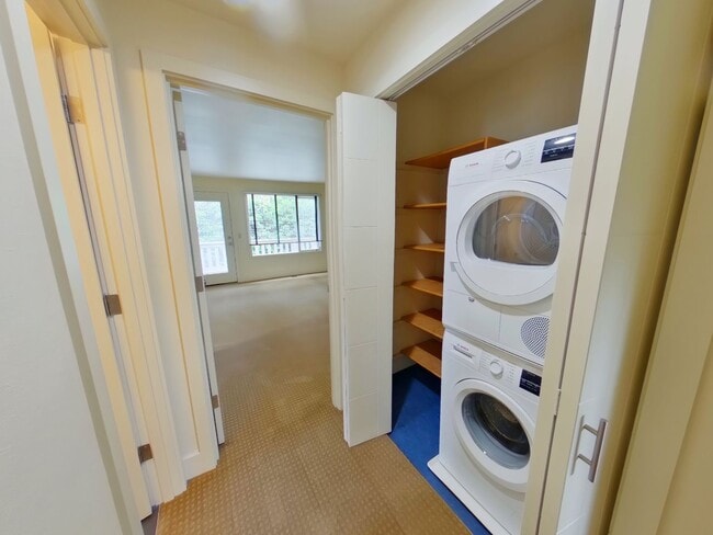 Building Photo - 2 Bedroom Condo In Fantastic Location!