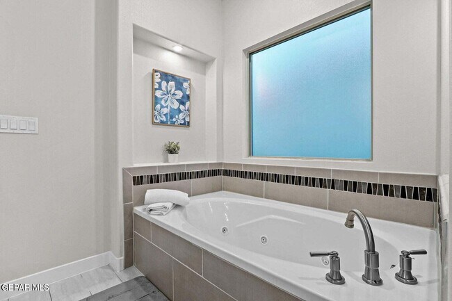 Building Photo - 2621 Maria Casas St