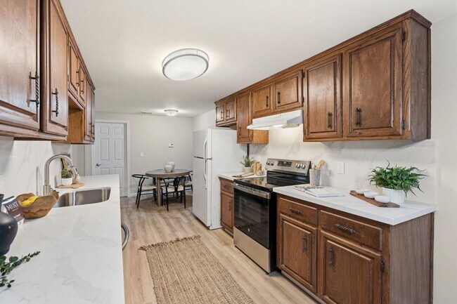Building Photo - Beautifully updated 2-bedroom, 1.5-bathroom duplex
