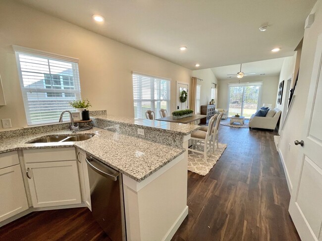 Building Photo - Cardinal | 4 Bed 2.5 Bath | Garage | 1895 sf