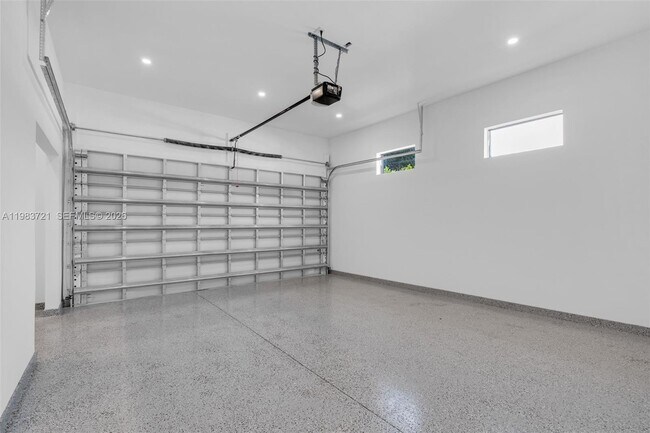 Building Photo - 3905 SW 5th St