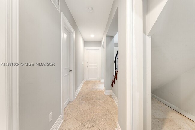 Building Photo - 11 E Rivo Alto Dr