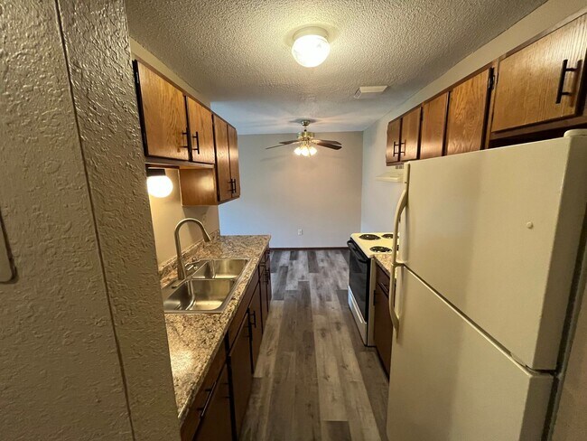 Building Photo - Wonderful 2BR in Peaceful Location 30 minu...