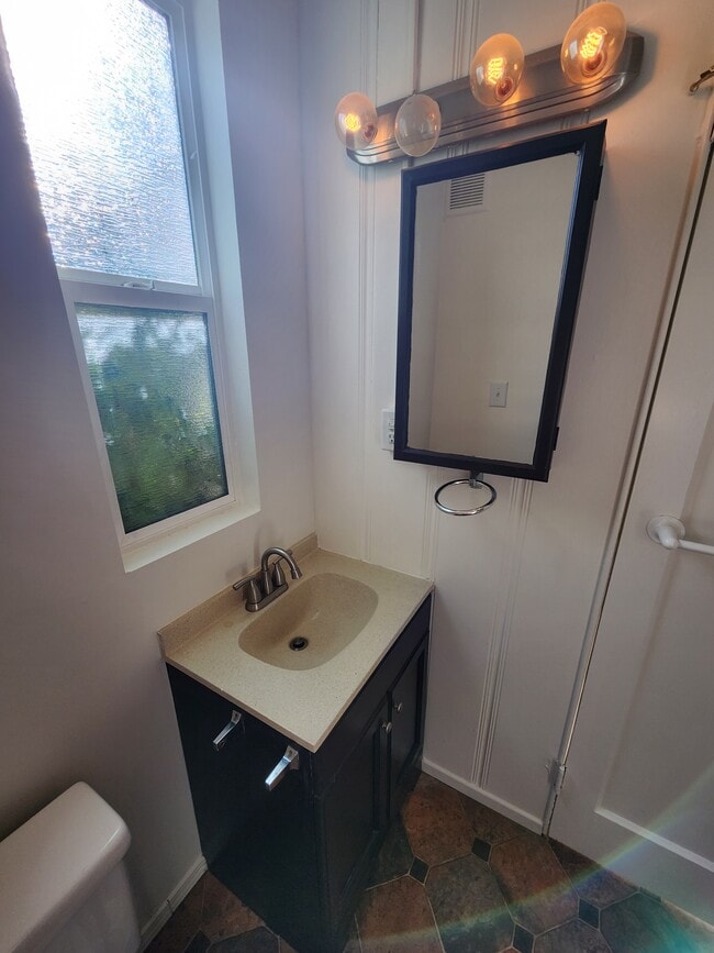 Building Photo - 3700 Vantage Ave