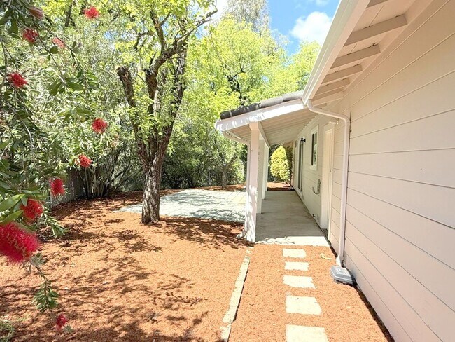 Building Photo - Remodeled One Story Home Located In Desirable Lafayette !