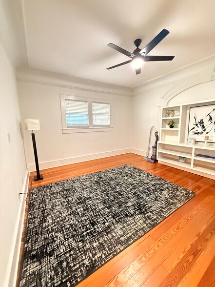 Building Photo - 1920 Victoria Ave