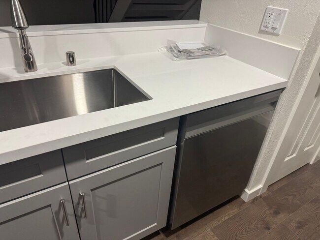 Building Photo - Condominium for Rent in Sacramento, CA