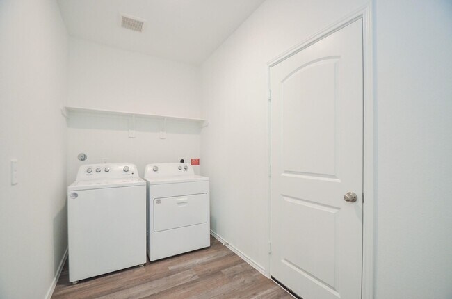 Building Photo - 5778 Hampton Vly Dr