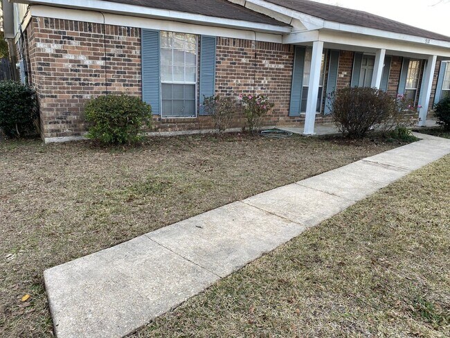Building Photo - Edgewood Place subd. West Mobile 3/2 Large...