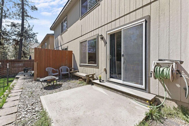 Building Photo - Garden Springs Duplex