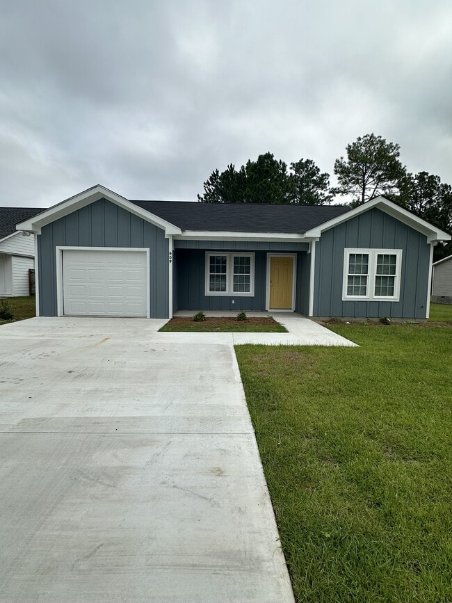 Building Photo - 609 40 th St E