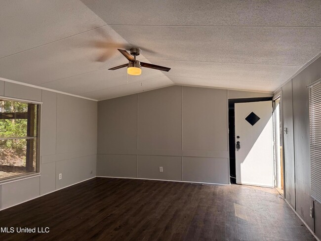 Building Photo - 505 Hillview Ct