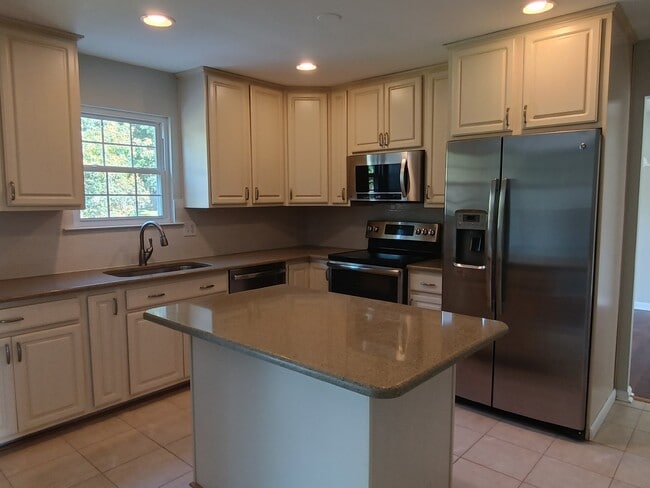 Building Photo - This charming 1,732-square-foot single-family home offers 3 bedrooms and 3 bathrooms, featuring a...